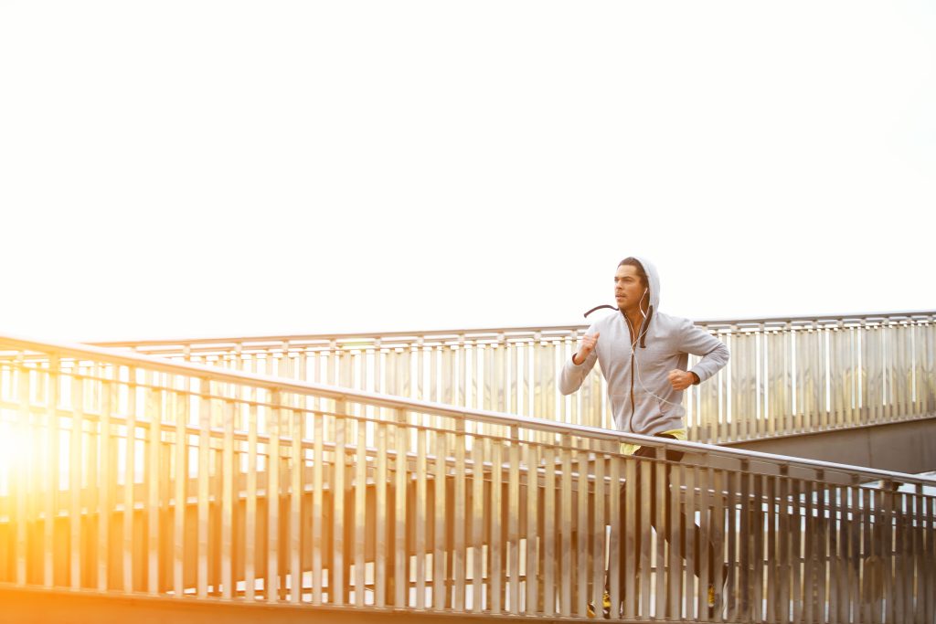 Homme qui court un jogging