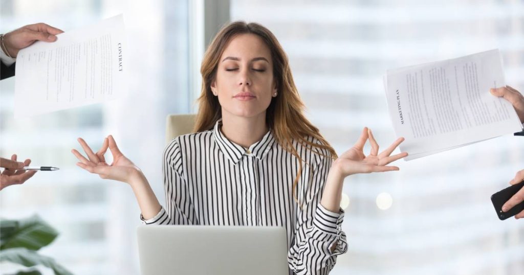 Jeune femme zen au travail malgré la pression