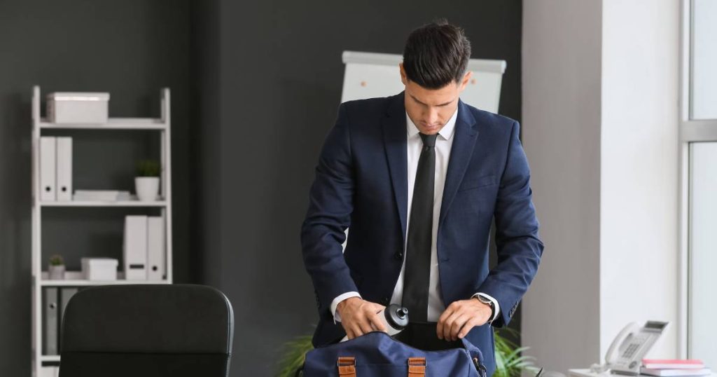 Employé avec sac contenant l'équipement de sport