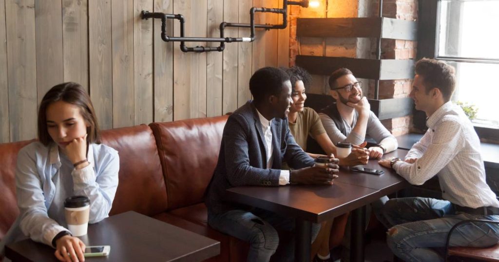 Jeune fille introvertie qui ne socialise pas avec ses collègues 
