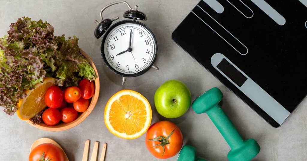 Fruits, horloge, légumes, plus balance : exemple d'un régime alimentaire pour être en bonne santé 