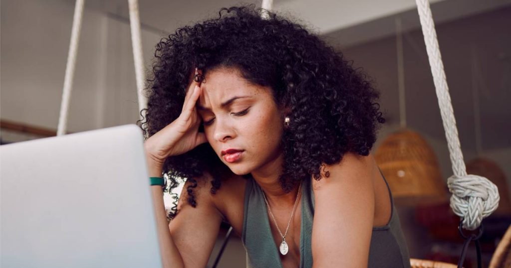 Jeune fille stressée par le travail 