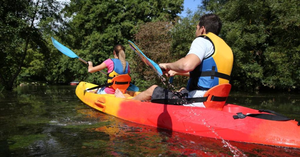 Un couple faisant du kayak