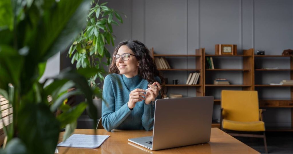 Une jeune employée épanouie