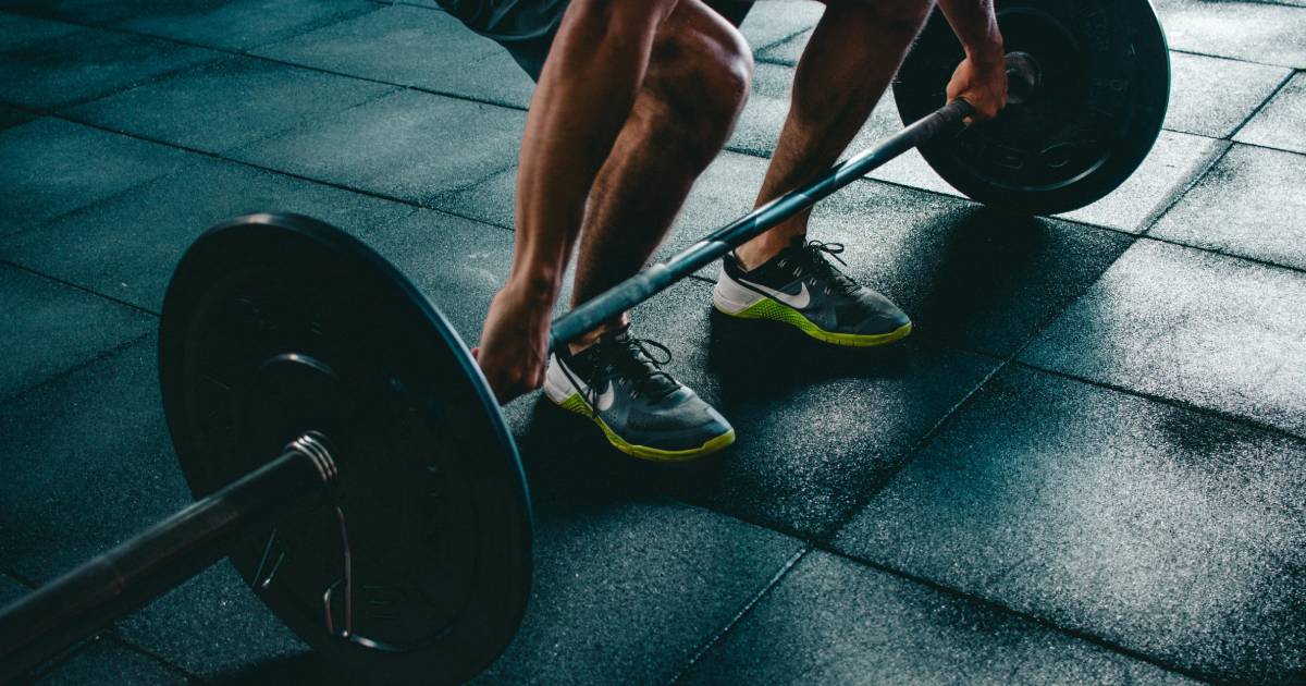 homme faisant un deadlift