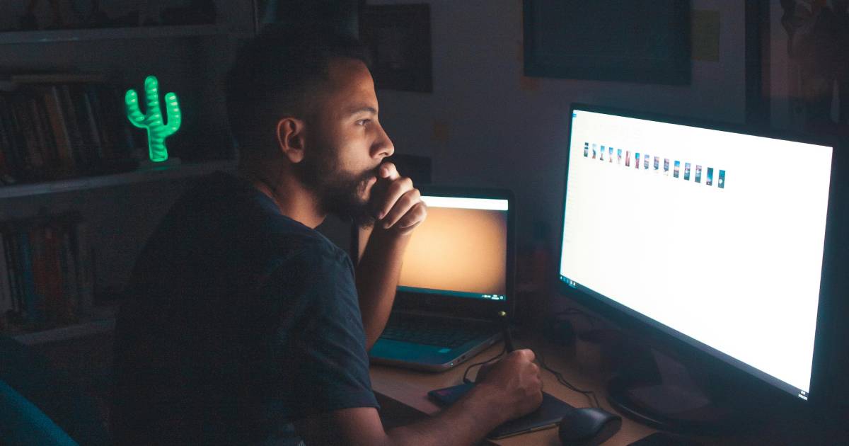 Développeur travaillant la nuit 