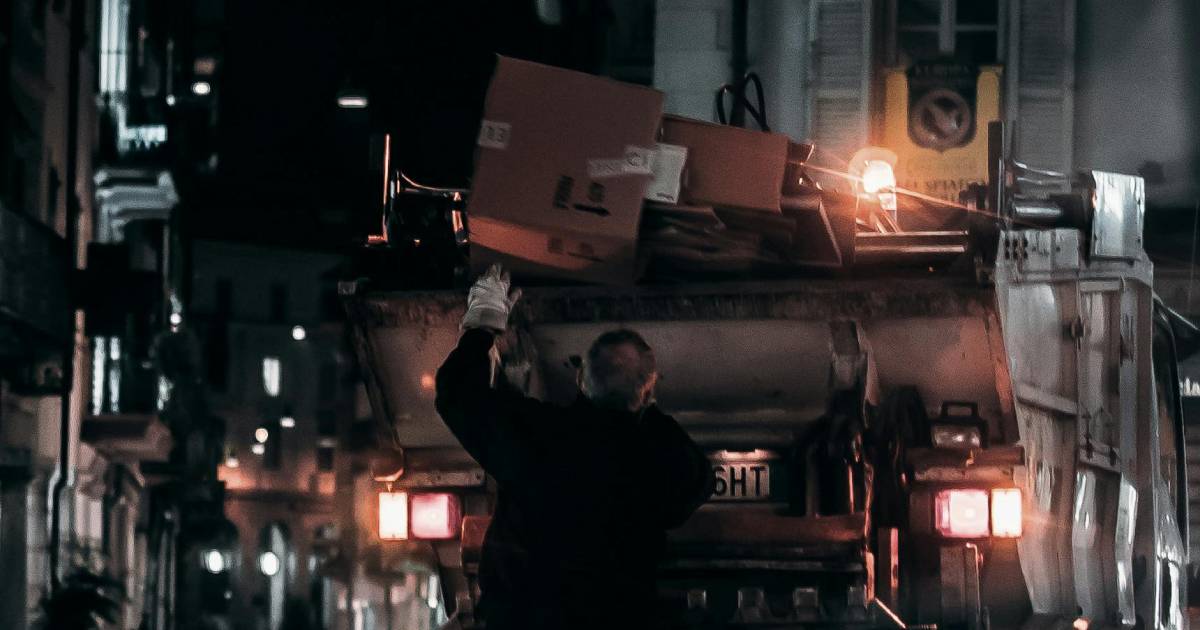 un éboueur travaillant de nuit