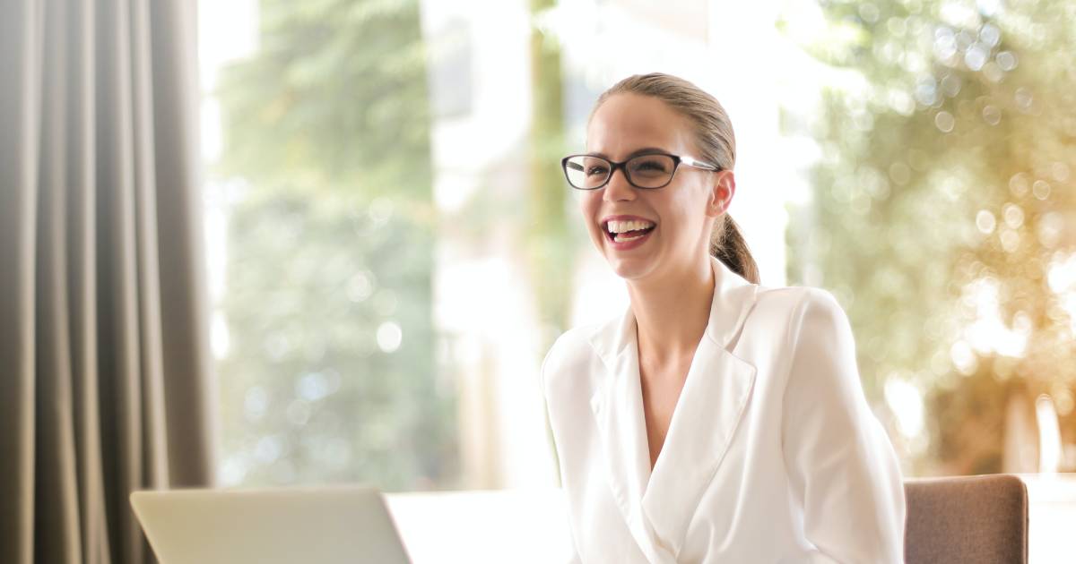 une employée heureuse