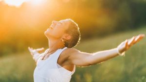 Femme écartant les bras en signe de bonheur immédiat